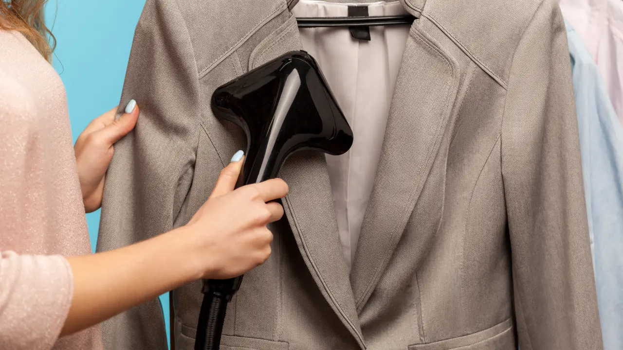 Peut-on défroisser un costume avec un défroisseur vapeur ?